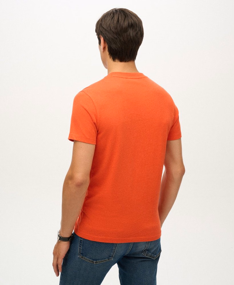 Camiseta com logo essencial