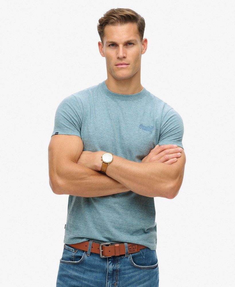 camiseta essential logo em algodão orgânico na cor azul celeste deserto grit