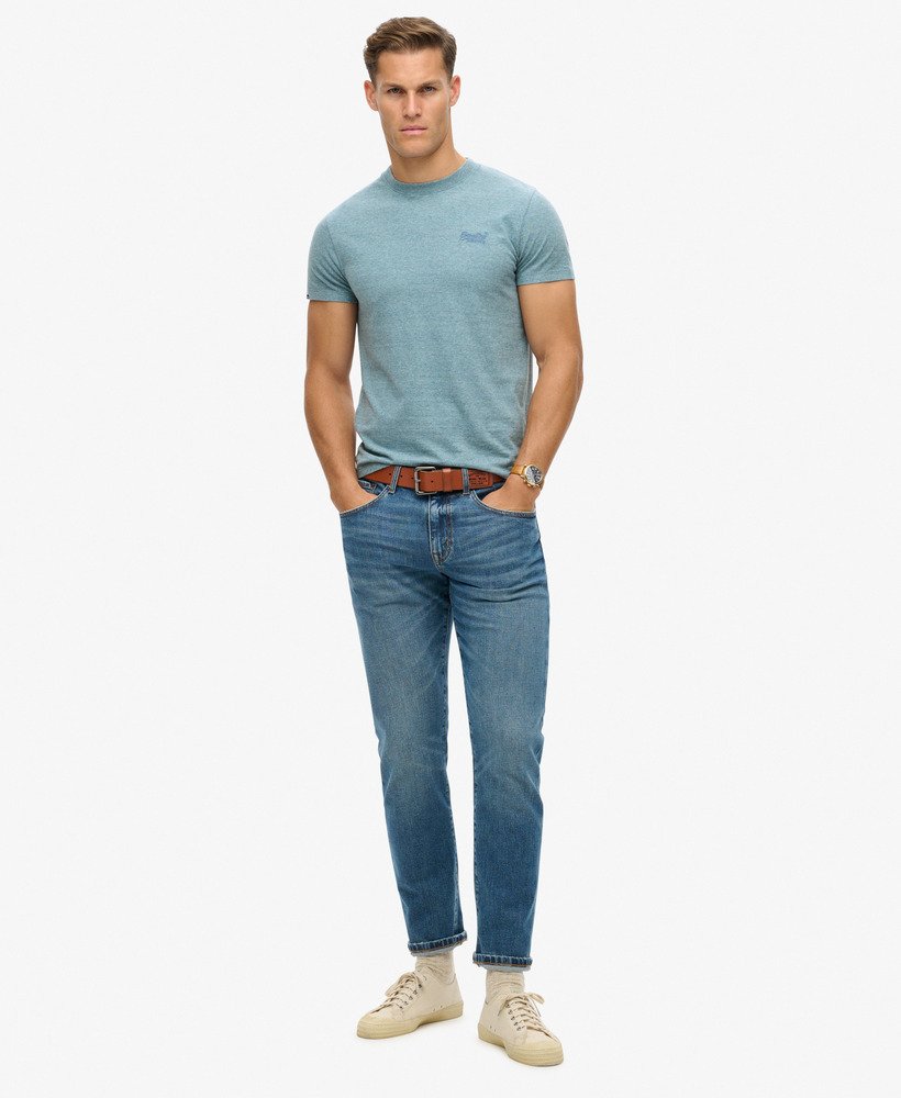 camiseta essential logo em algodão orgânico na cor azul celeste deserto grit