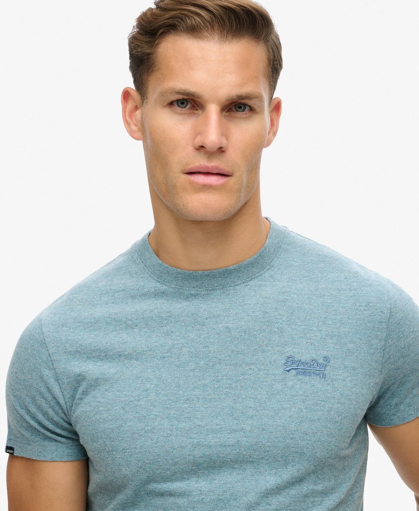 camiseta essential logo em algodão orgânico na cor azul celeste deserto grit