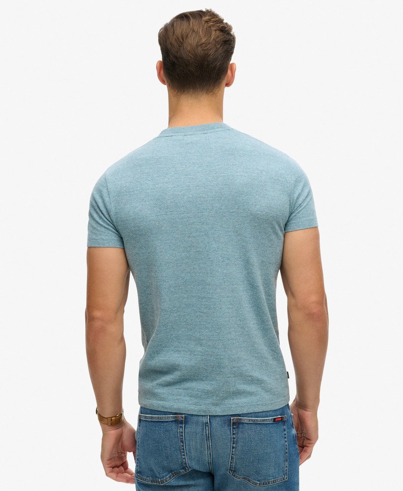 camiseta essential logo em algodão orgânico na cor azul celeste deserto grit