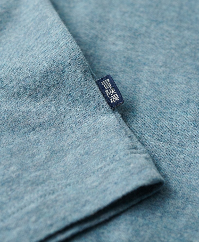 camiseta essential logo em algodão orgânico na cor azul celeste deserto grit