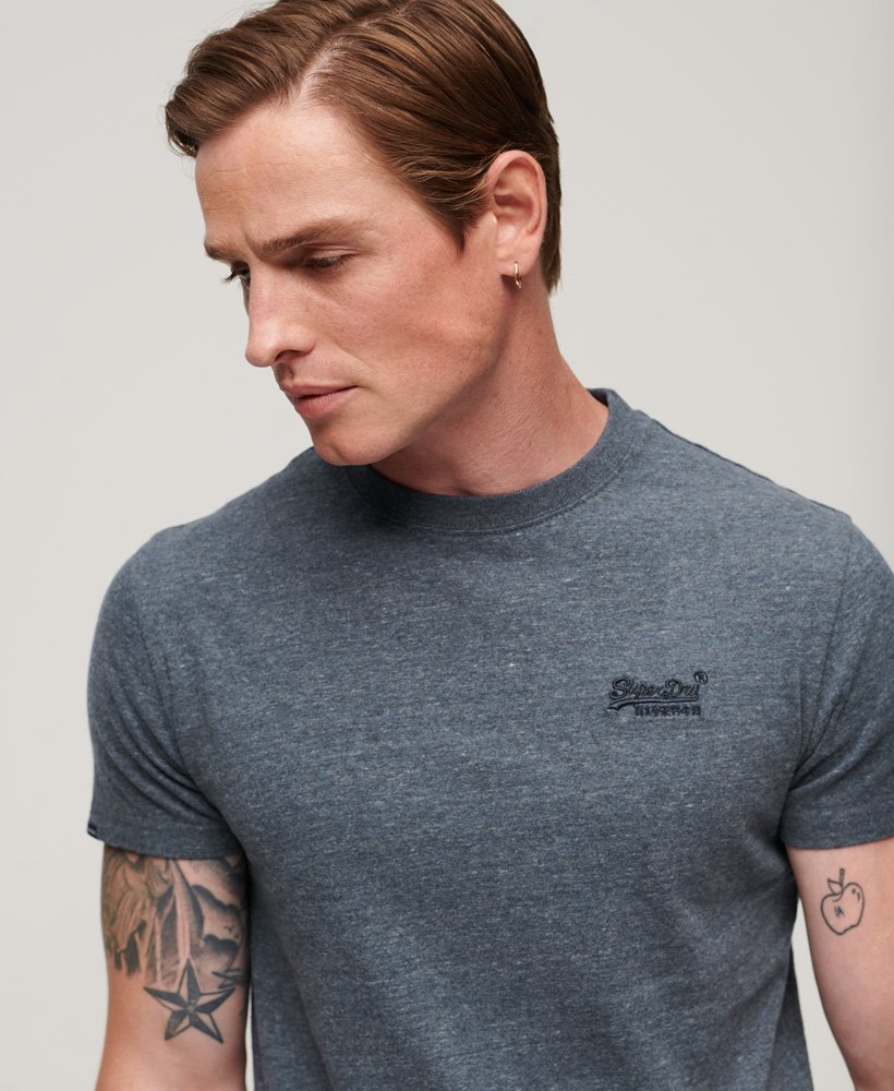 camiseta essential logo em algodão orgânico na cor azul marinho mesclado