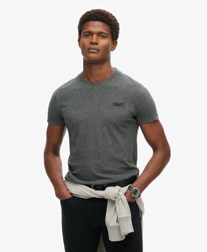 camiseta essential logo em algodão orgânico na cor cinza asfalto