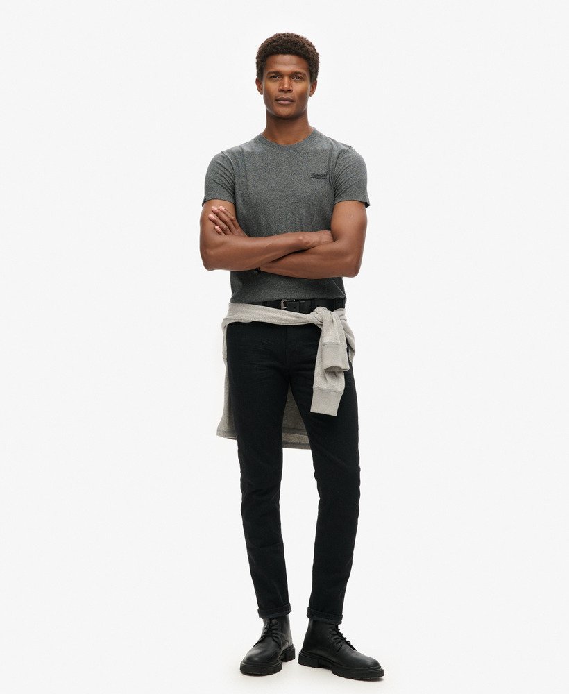 camiseta essential logo em algodão orgânico na cor cinza asfalto