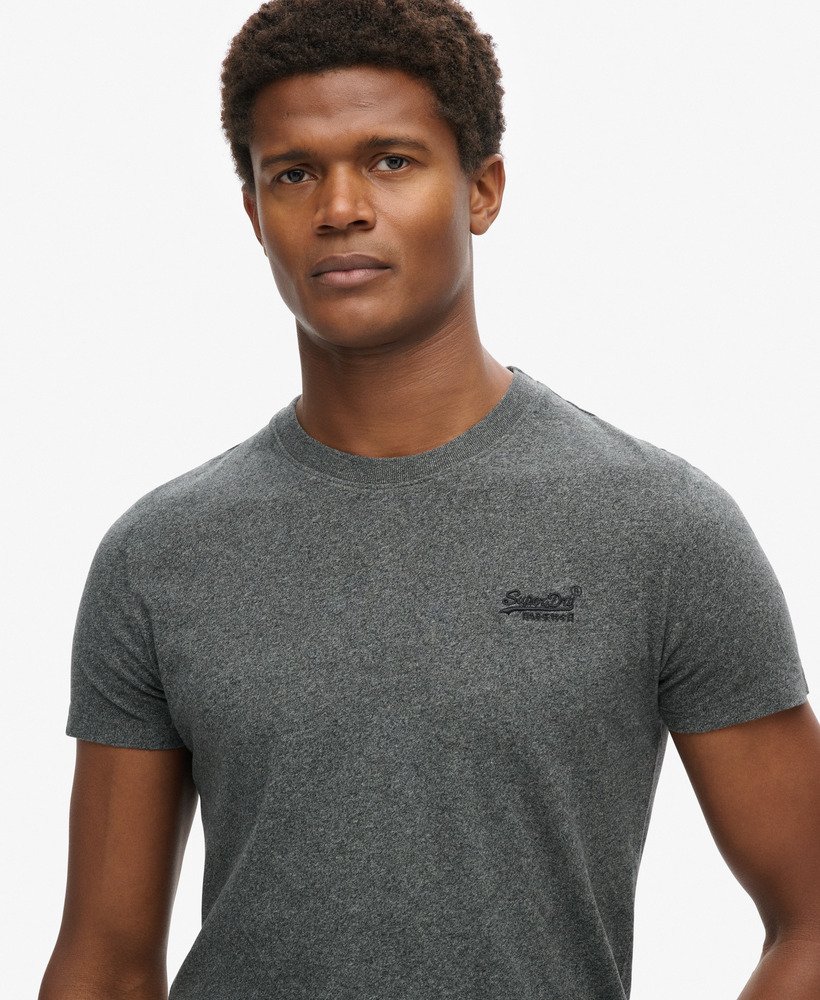 camiseta essential logo em algodão orgânico na cor cinza asfalto