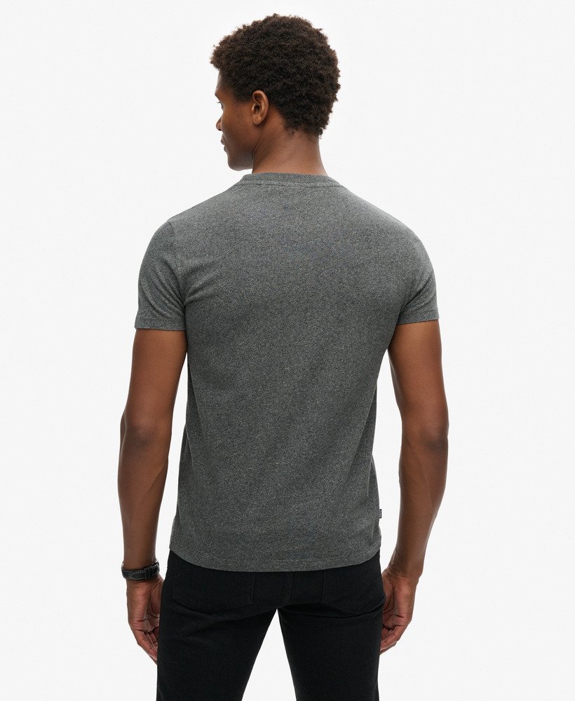 camiseta essential logo em algodão orgânico na cor cinza asfalto