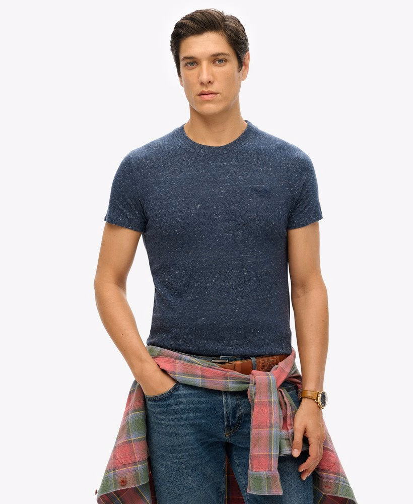 Camiseta com logo essencial