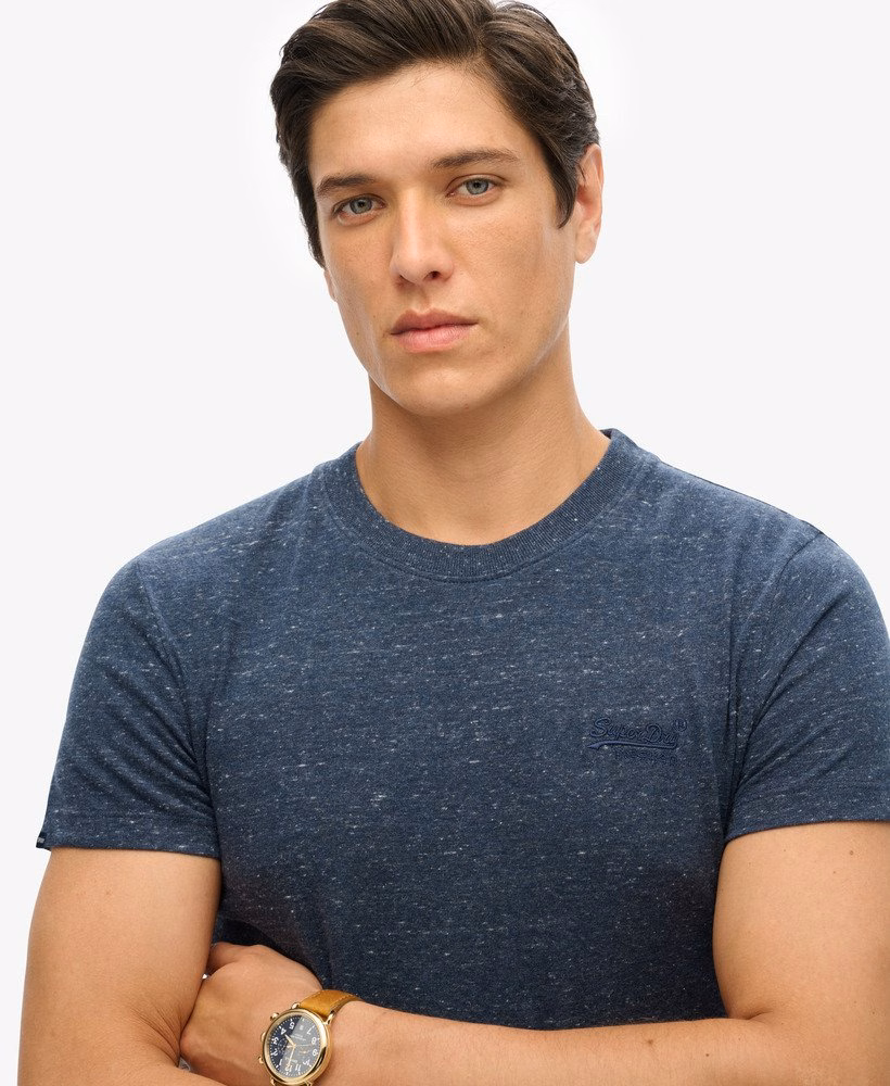 Camiseta com logo essencial
