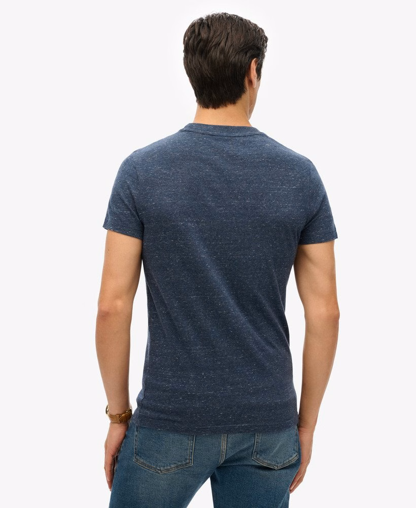 Camiseta com logo essencial