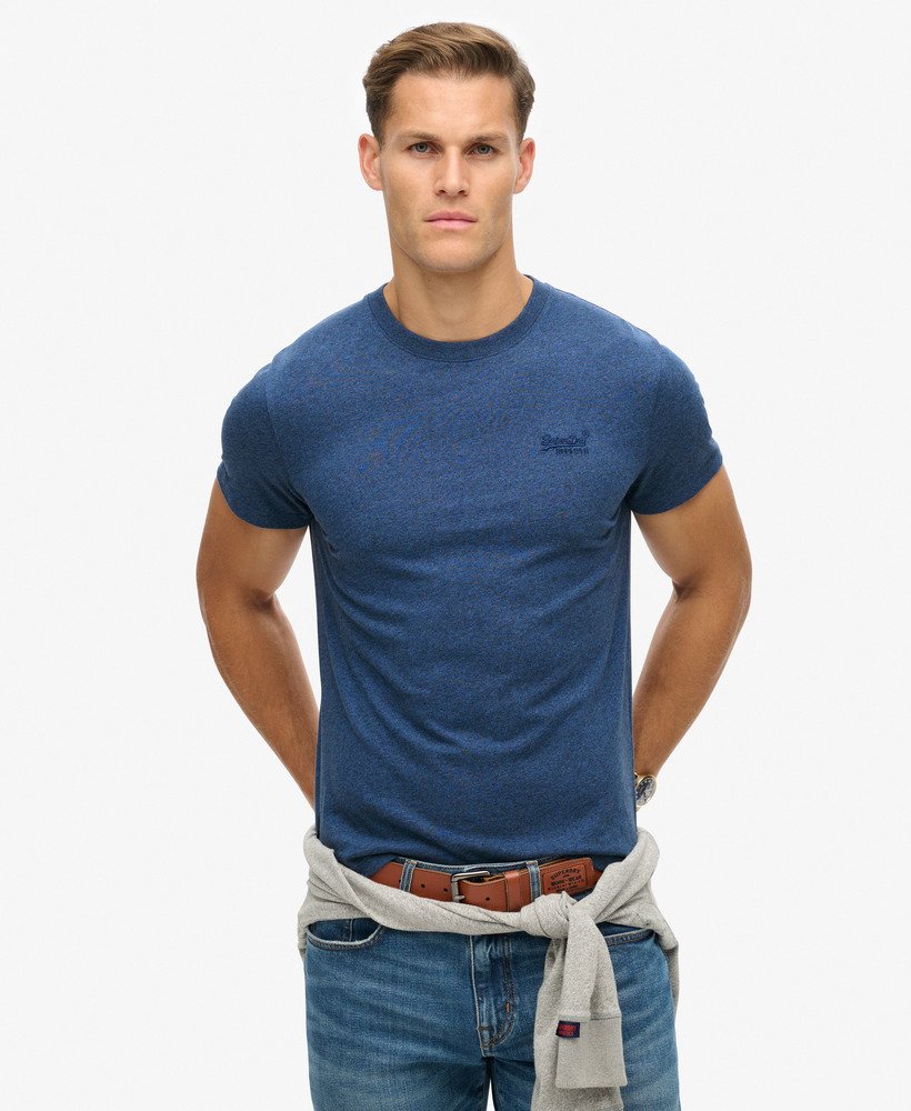 camiseta essential logo em algodão orgânico na cor azul mesclado brilhante.