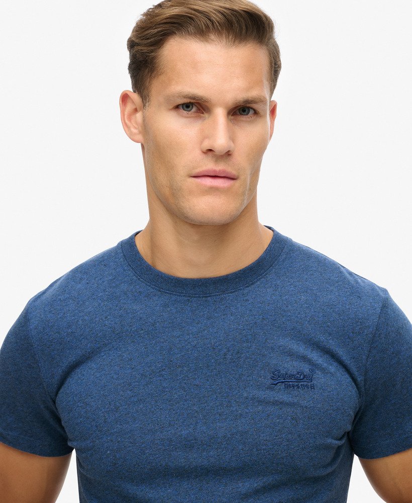 camiseta essential logo em algodão orgânico na cor azul mesclado brilhante.