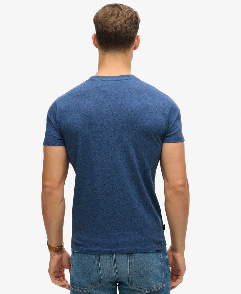 camiseta essential logo em algodão orgânico na cor azul mesclado brilhante.