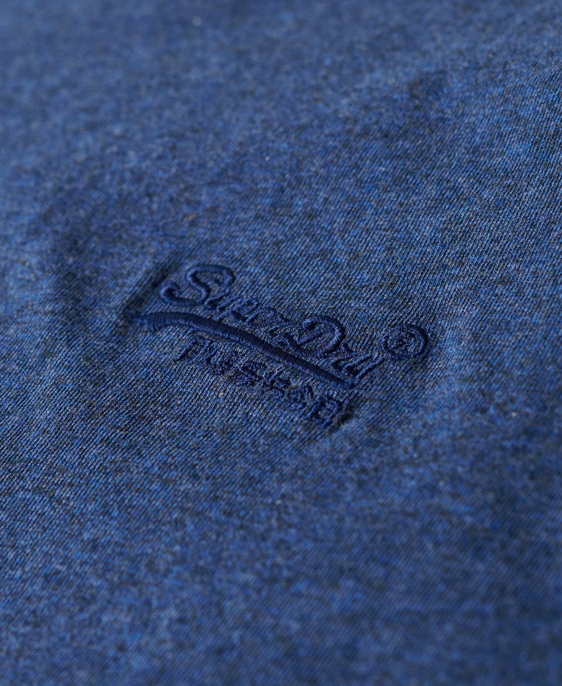 camiseta essential logo em algodão orgânico na cor azul mesclado brilhante.