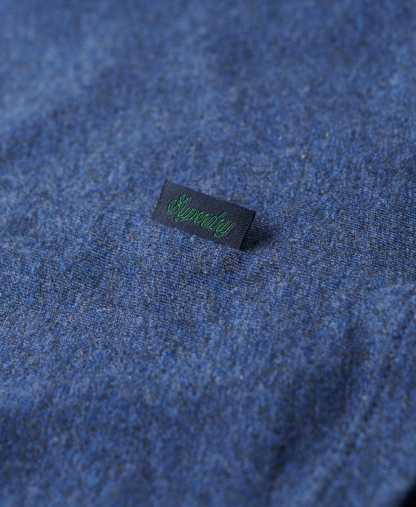 camiseta essential logo em algodão orgânico na cor azul mesclado brilhante.