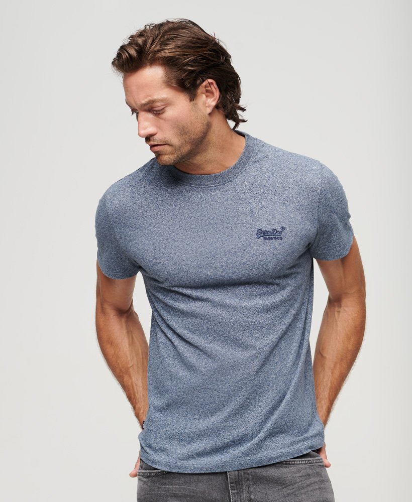 camiseta essential logo em algodão orgânico na cor azul marinho fosco com textura granulada