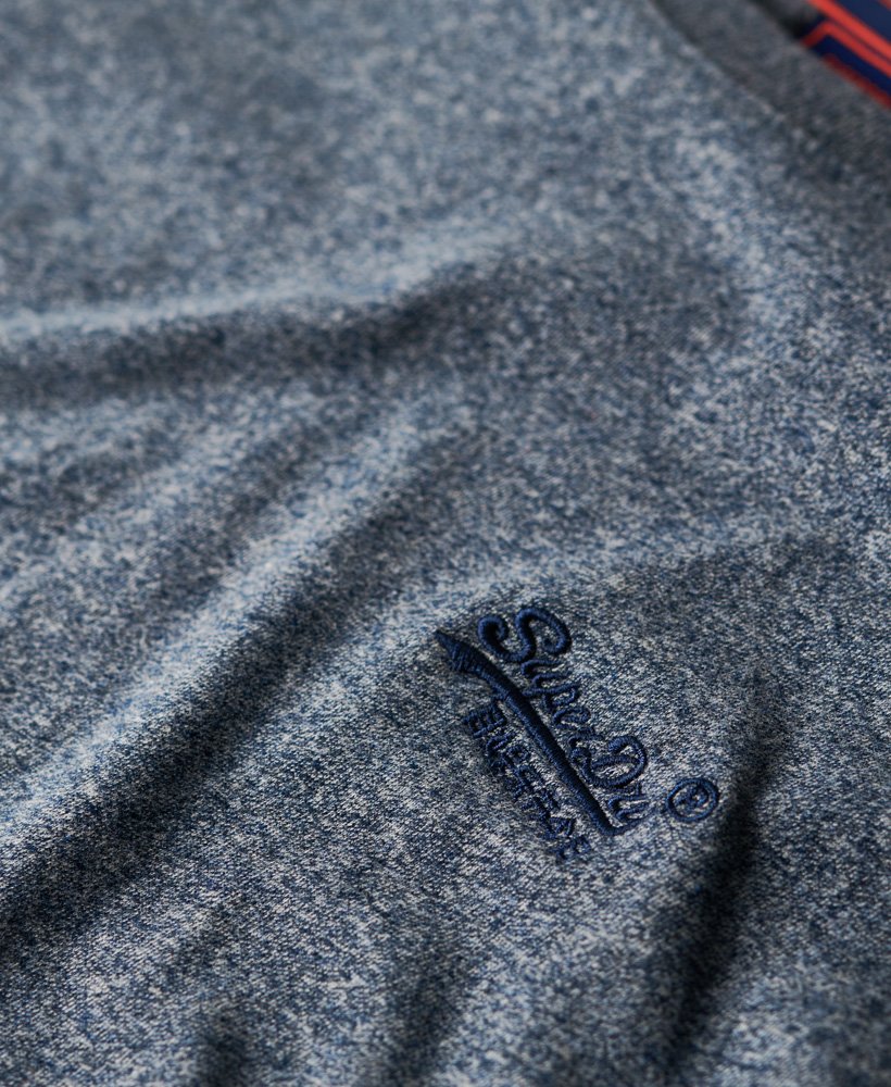camiseta essential logo em algodão orgânico na cor azul marinho fosco com textura granulada