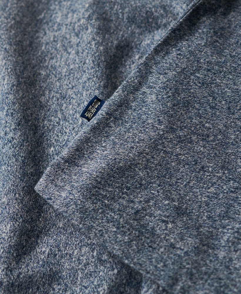 camiseta essential logo em algodão orgânico na cor azul marinho fosco com textura granulada