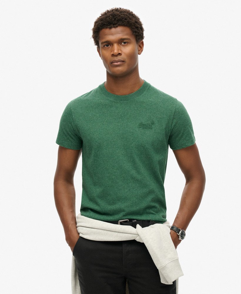 camiseta essential logo em algodão orgânico na cor heritage pine green