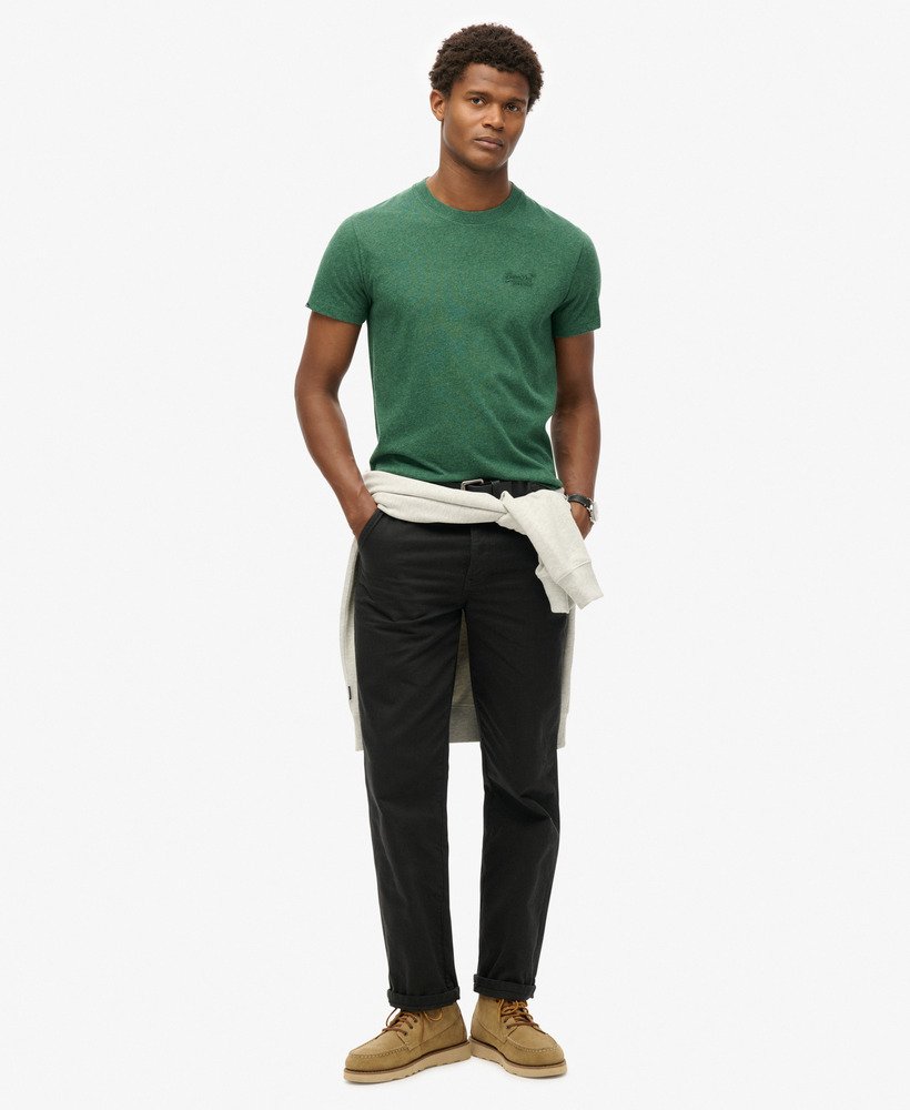camiseta essential logo em algodão orgânico na cor heritage pine green