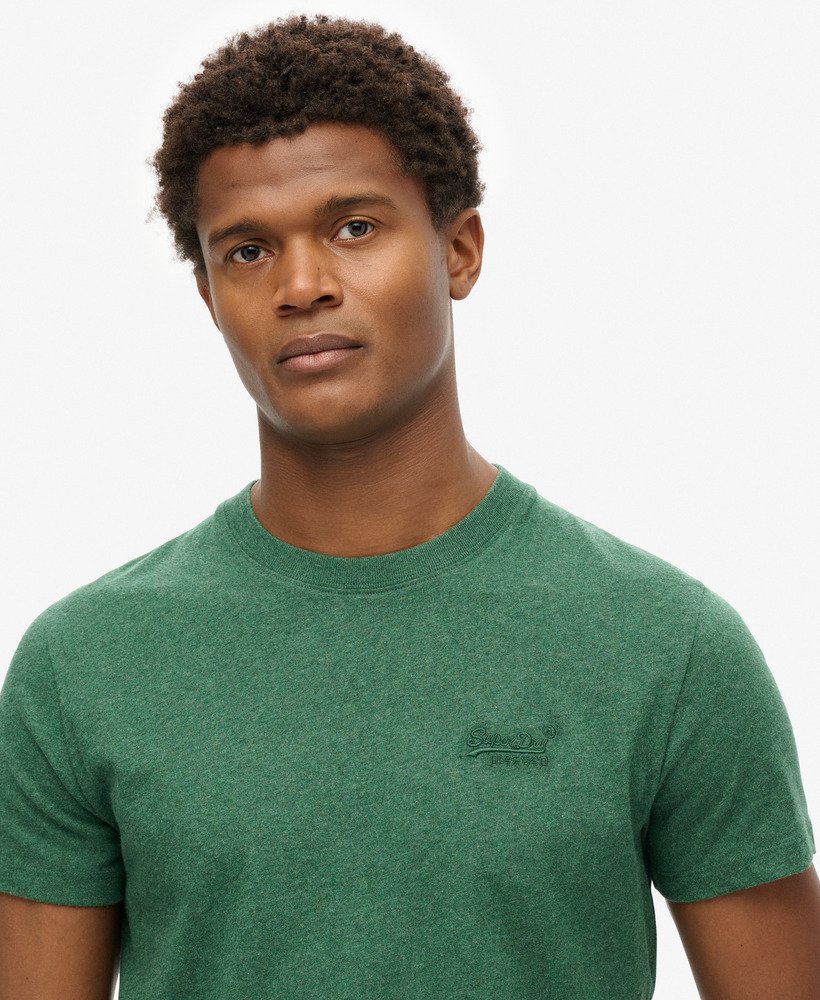 camiseta essential logo em algodão orgânico na cor heritage pine green