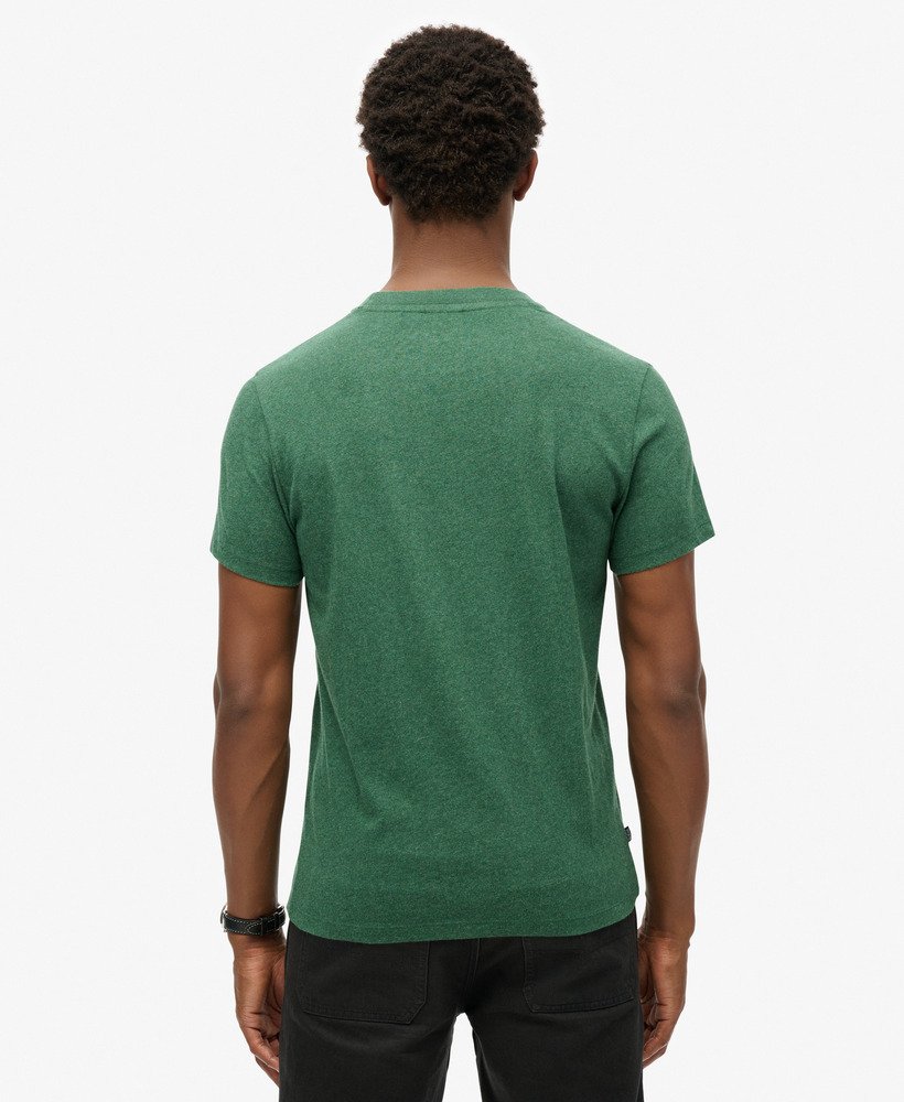 camiseta essential logo em algodão orgânico na cor heritage pine green