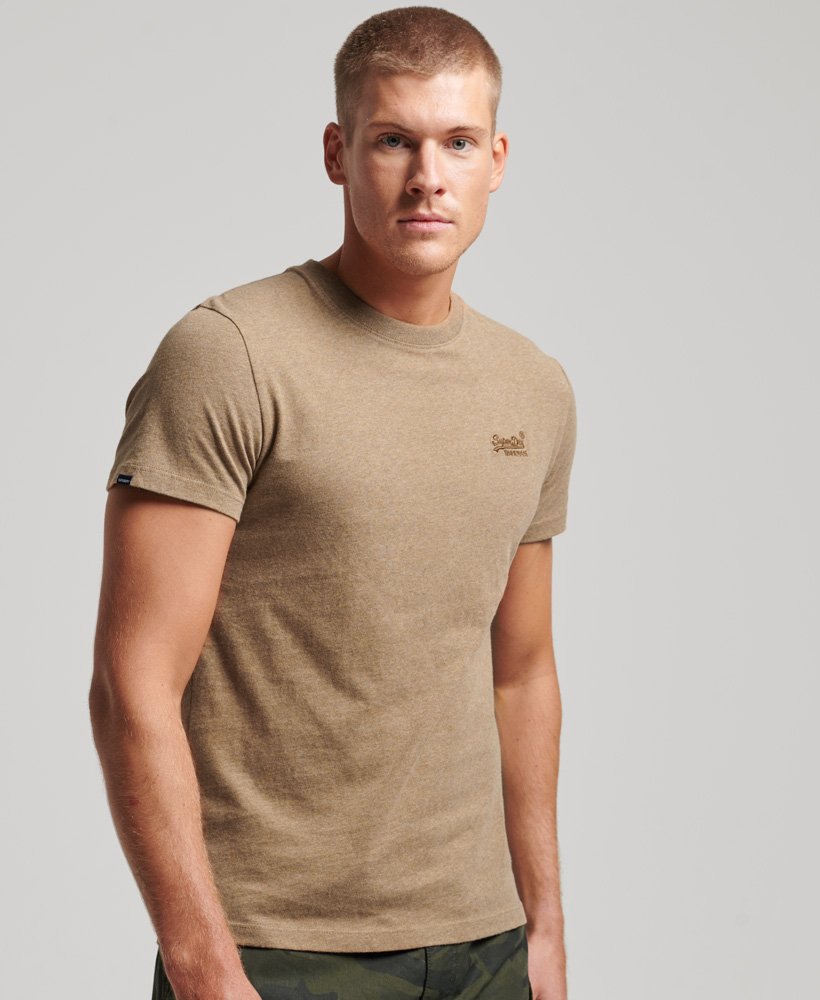 camiseta essential logo em algodão orgânico na cor buck tan mesclado