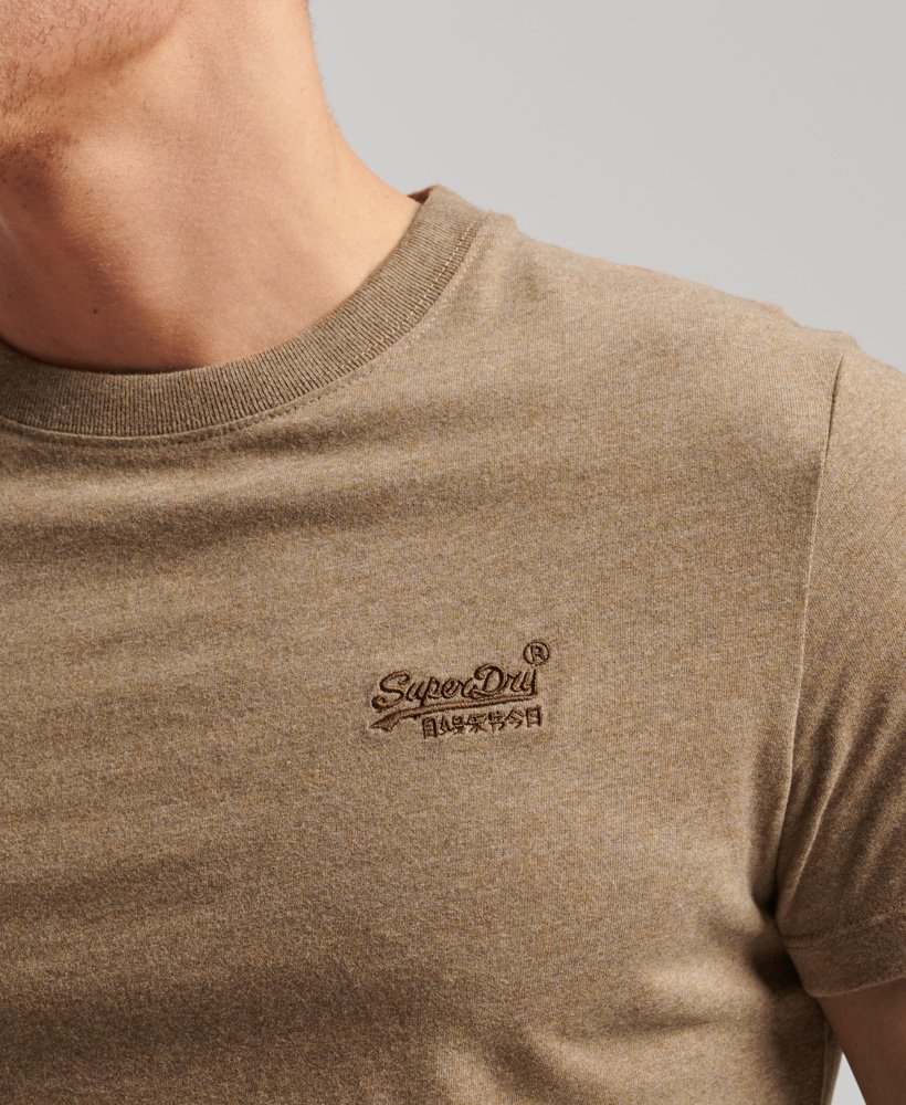 camiseta essential logo em algodão orgânico na cor buck tan mesclado