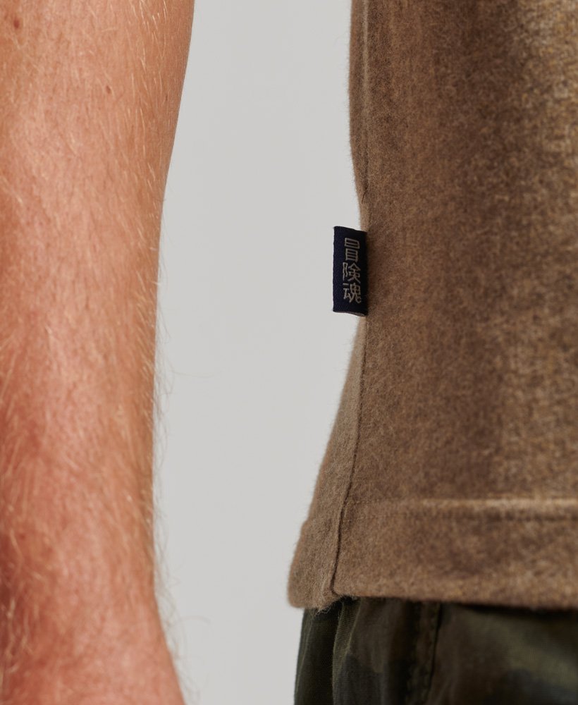 camiseta essential logo em algodão orgânico na cor buck tan mesclado