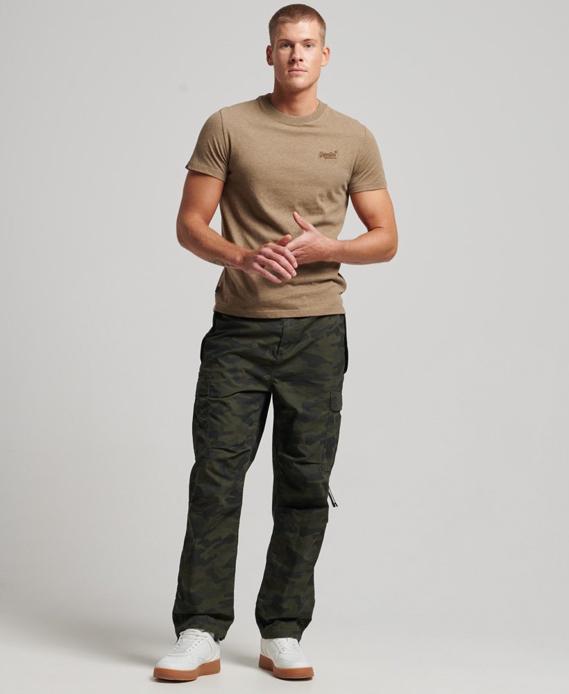 camiseta essential logo em algodão orgânico na cor buck tan mesclado