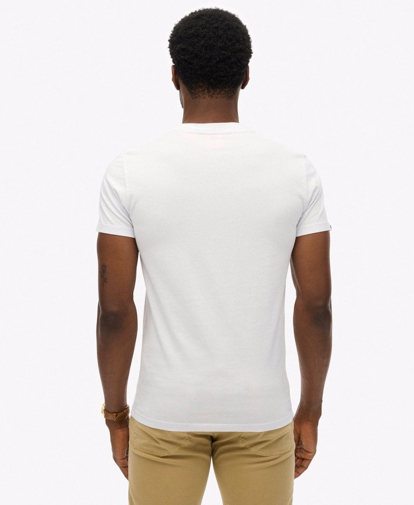 Camiseta com logo essencial