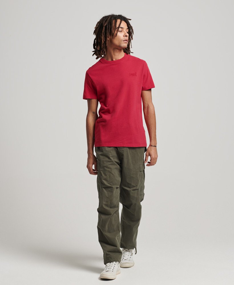 camiseta essential logo em algodão orgânico na cor vermelho mesclado.