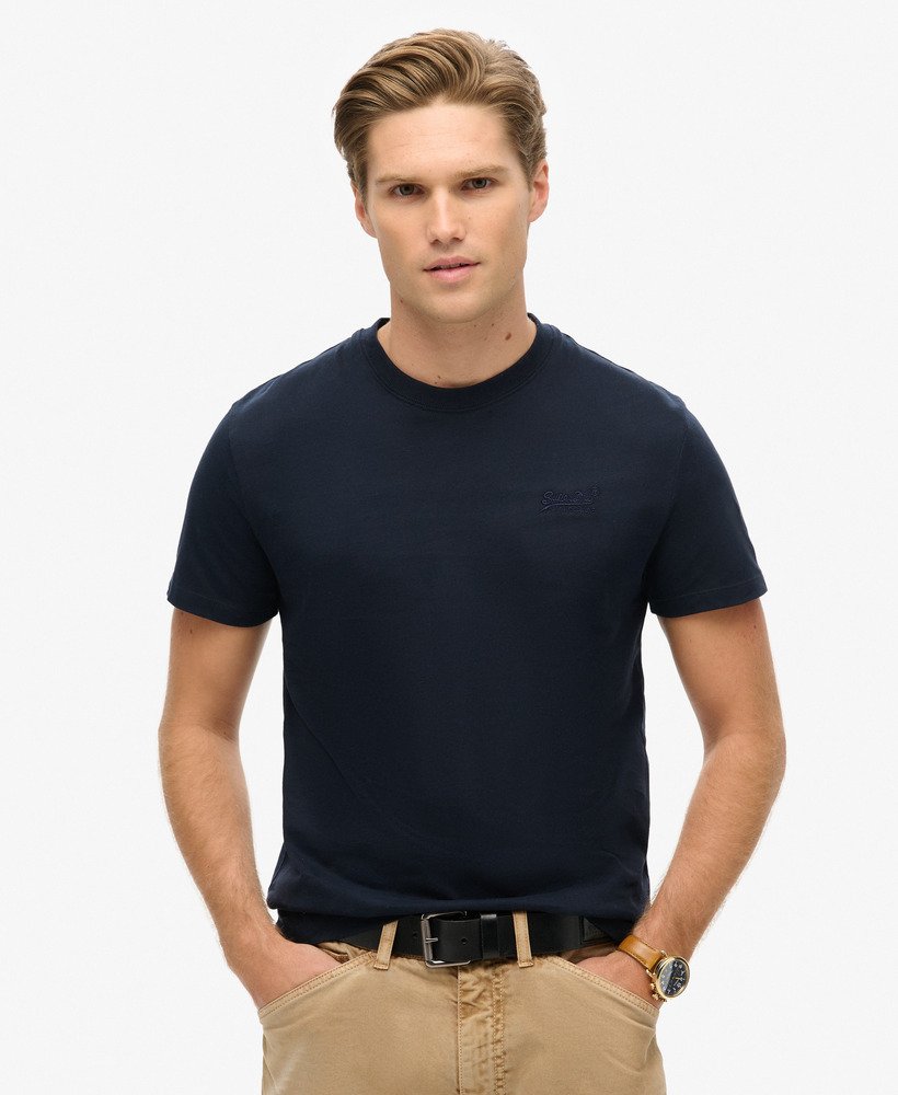 camiseta essential logo em algodão orgânico na cor azul marinho eclipse