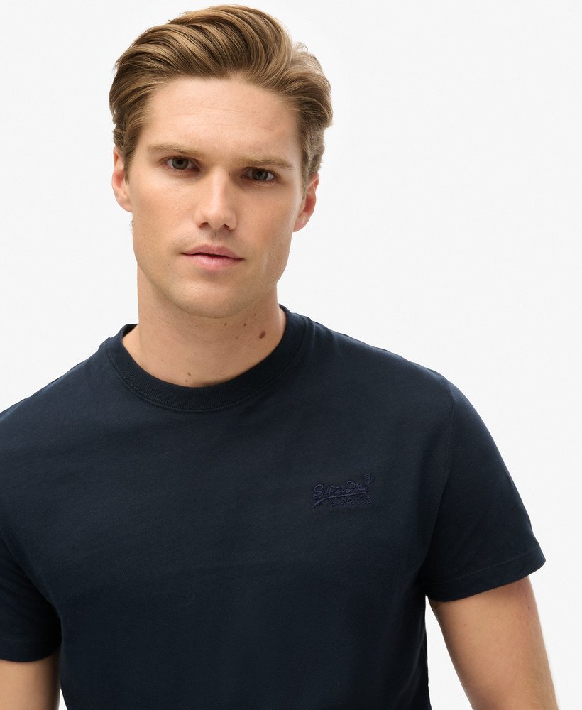 camiseta essential logo em algodão orgânico na cor azul marinho eclipse