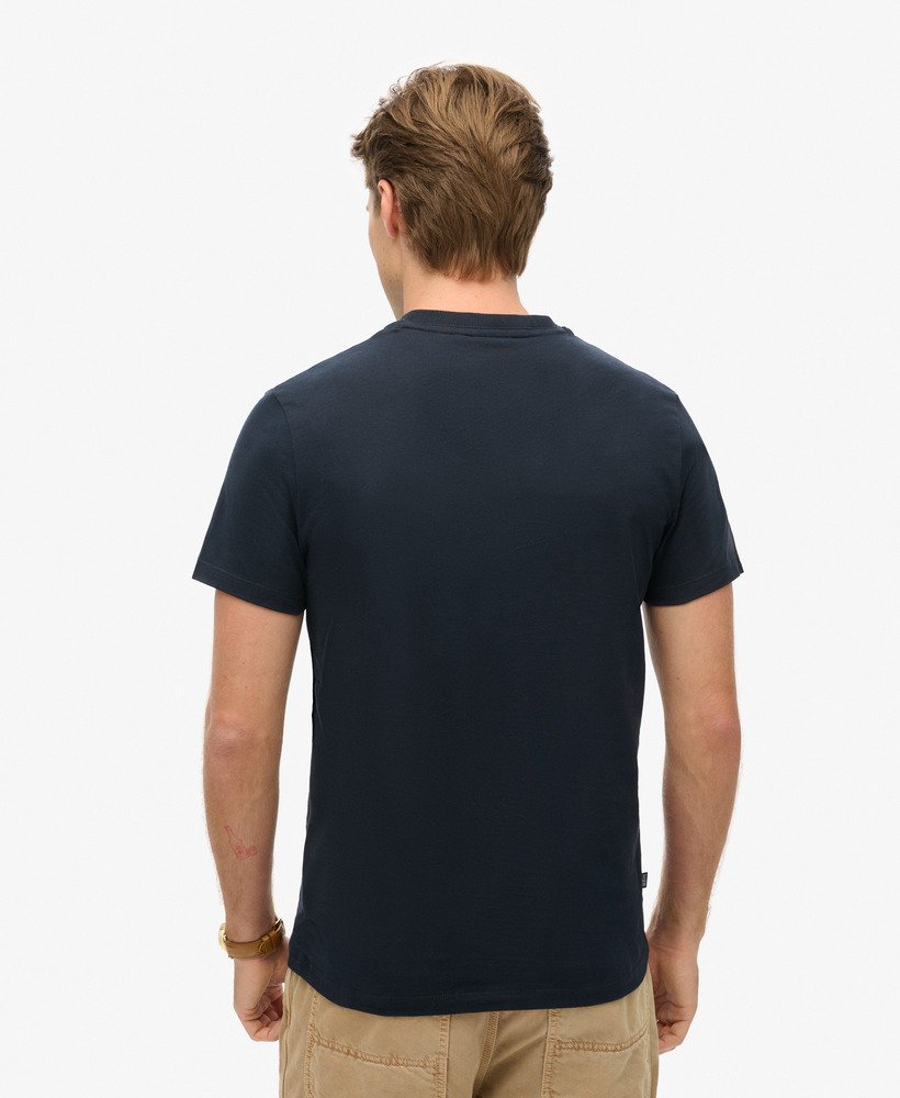 camiseta essential logo em algodão orgânico na cor azul marinho eclipse