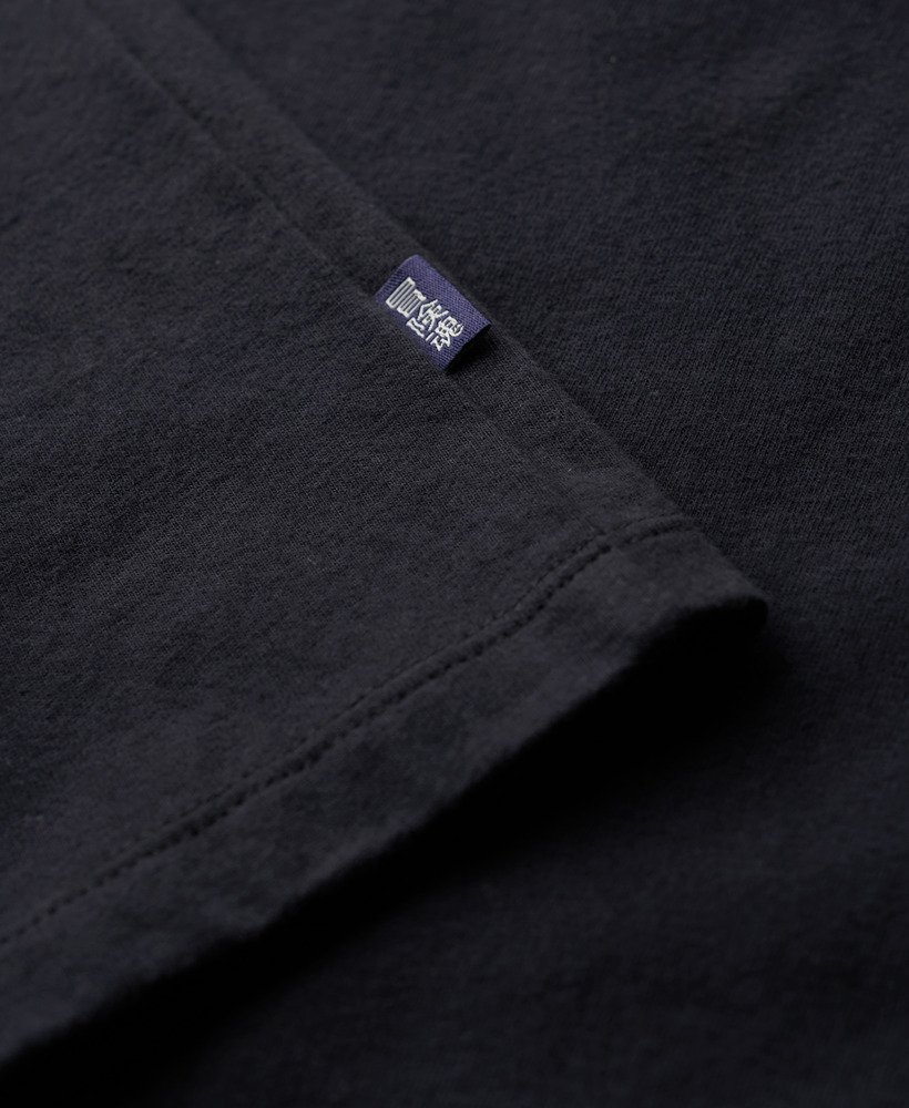 camiseta essential logo em algodão orgânico na cor azul marinho eclipse