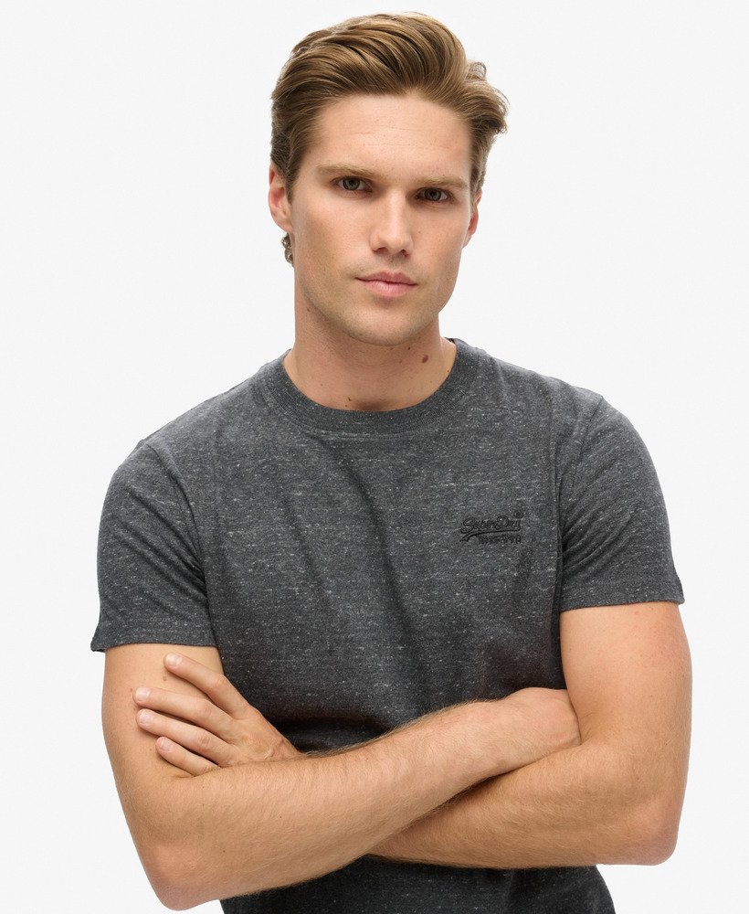 camiseta essential logo em algodão orgânico na cor cinza carvão mesclado.