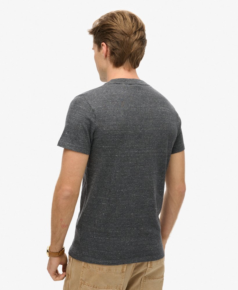 camiseta essential logo em algodão orgânico na cor cinza carvão mesclado.
