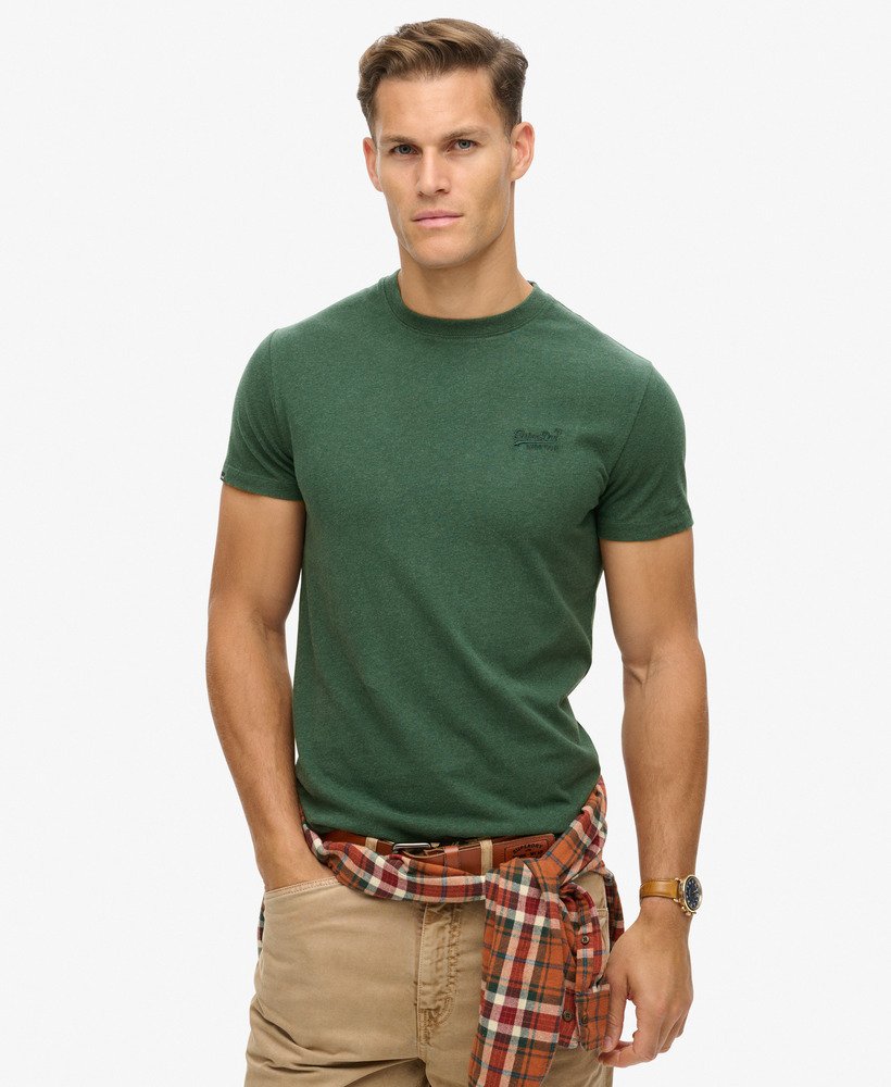 camiseta essential logo em algodão orgânico na cor verde mescla buck green