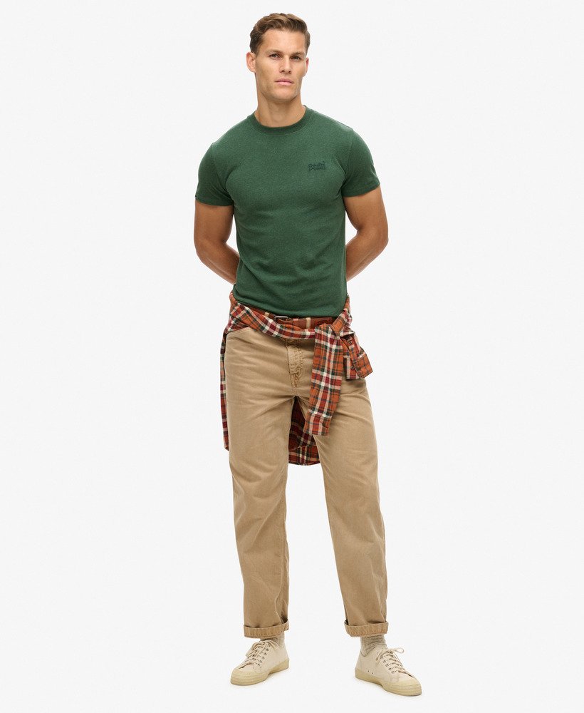 camiseta essential logo em algodão orgânico na cor verde mescla buck green