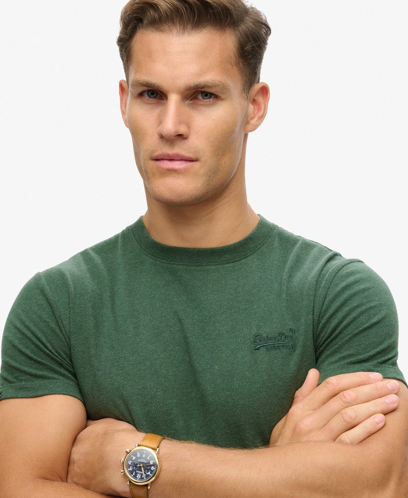 camiseta essential logo em algodão orgânico na cor verde mescla buck green