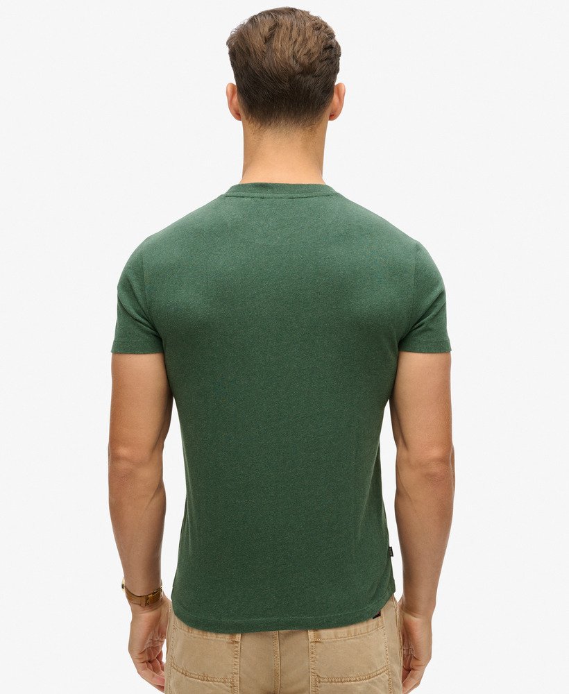 camiseta essential logo em algodão orgânico na cor verde mescla buck green