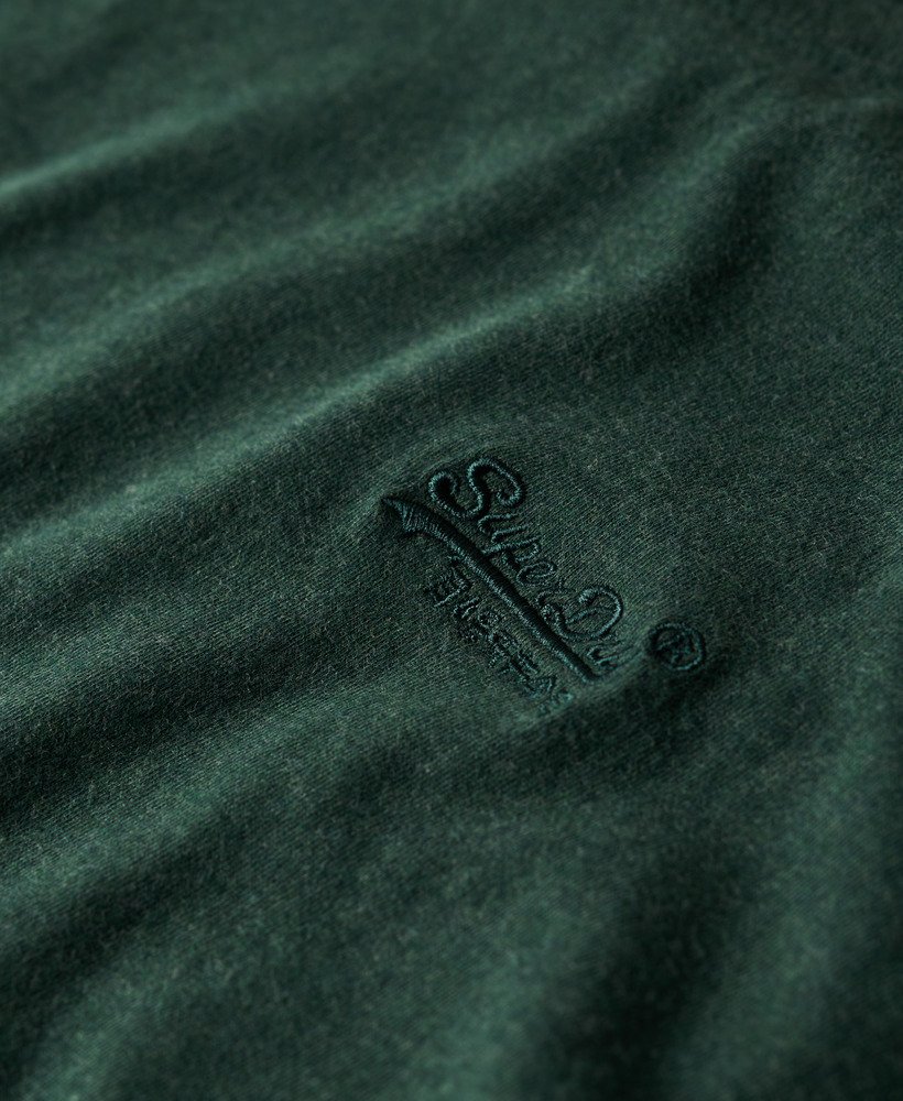 camiseta essential logo em algodão orgânico na cor verde mescla buck green