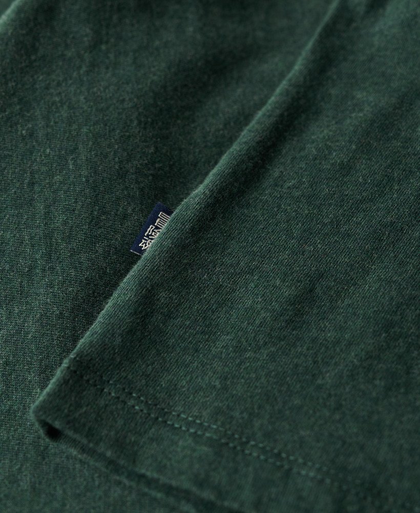 camiseta essential logo em algodão orgânico na cor verde mescla buck green