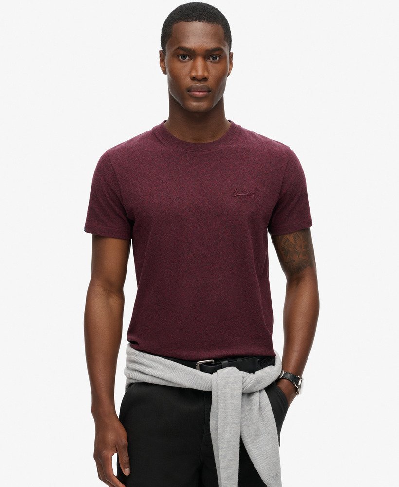 camiseta essential logo em algodão orgânico na cor bordô intenso com textura granulada