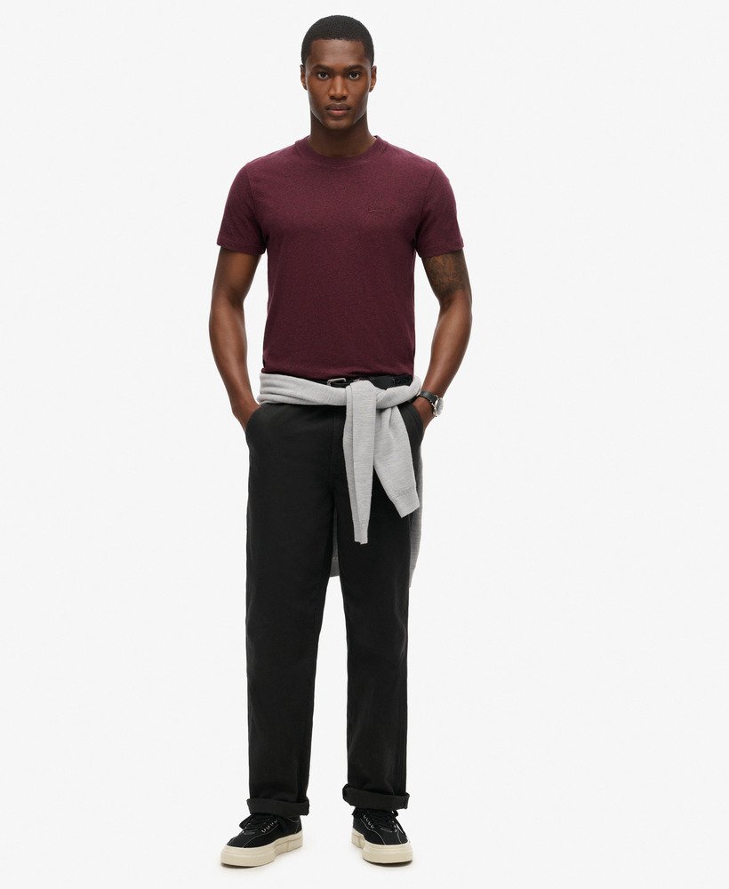 camiseta essential logo em algodão orgânico na cor bordô intenso com textura granulada