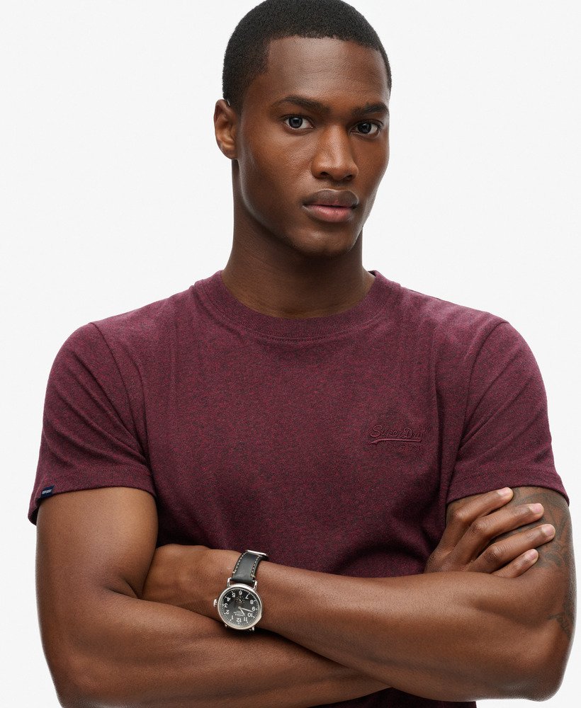 camiseta essential logo em algodão orgânico na cor bordô intenso com textura granulada