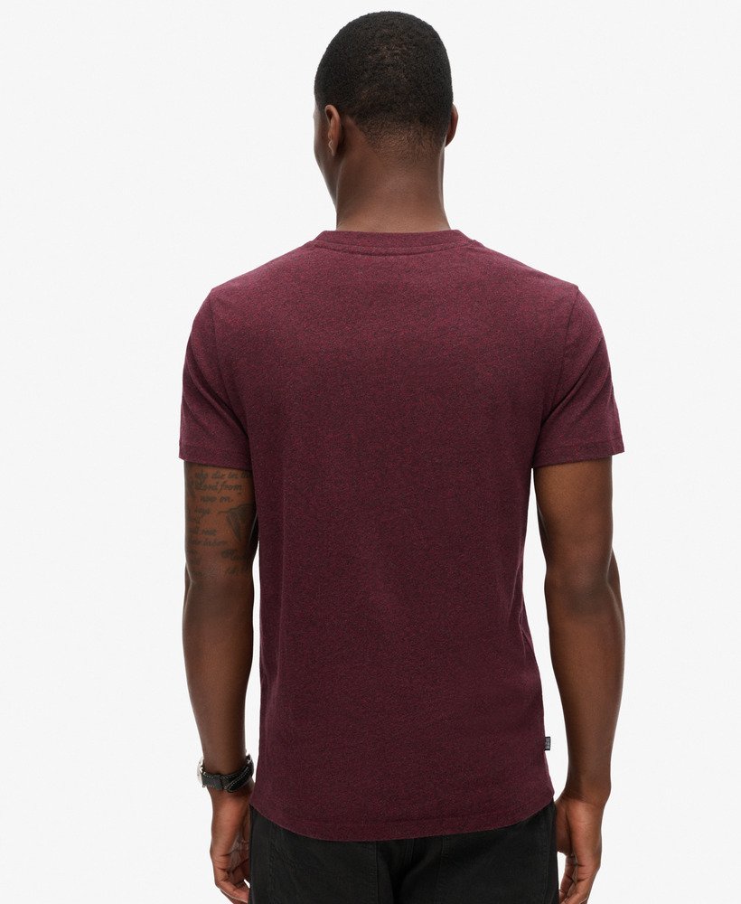 camiseta essential logo em algodão orgânico na cor bordô intenso com textura granulada