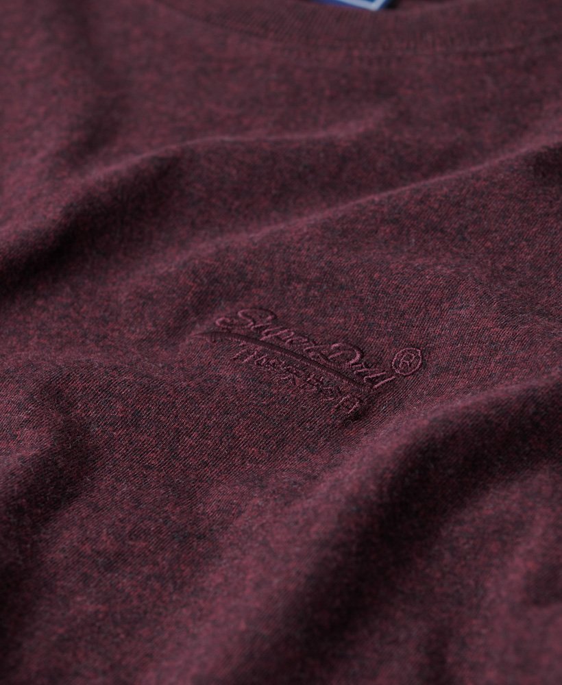 camiseta essential logo em algodão orgânico na cor bordô intenso com textura granulada