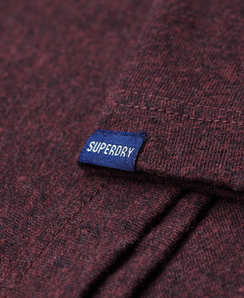 camiseta essential logo em algodão orgânico na cor bordô intenso com textura granulada